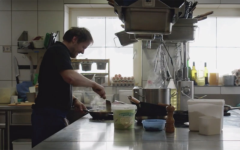 Chef beim Kochen in der Almküche