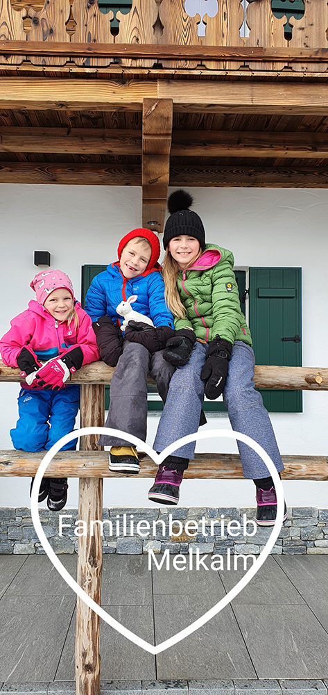 Kinder vor dem Alpengasthaus in Kitzbühel in Tirol